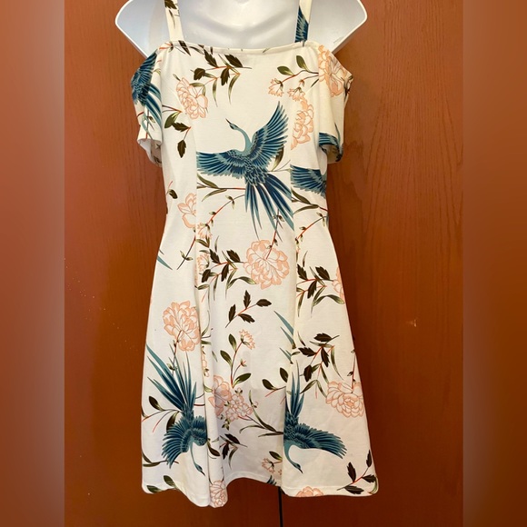 Lovely Size Small A-Line Floral Cold Shoulder Short sleeved dress. - Picture 3 of 10